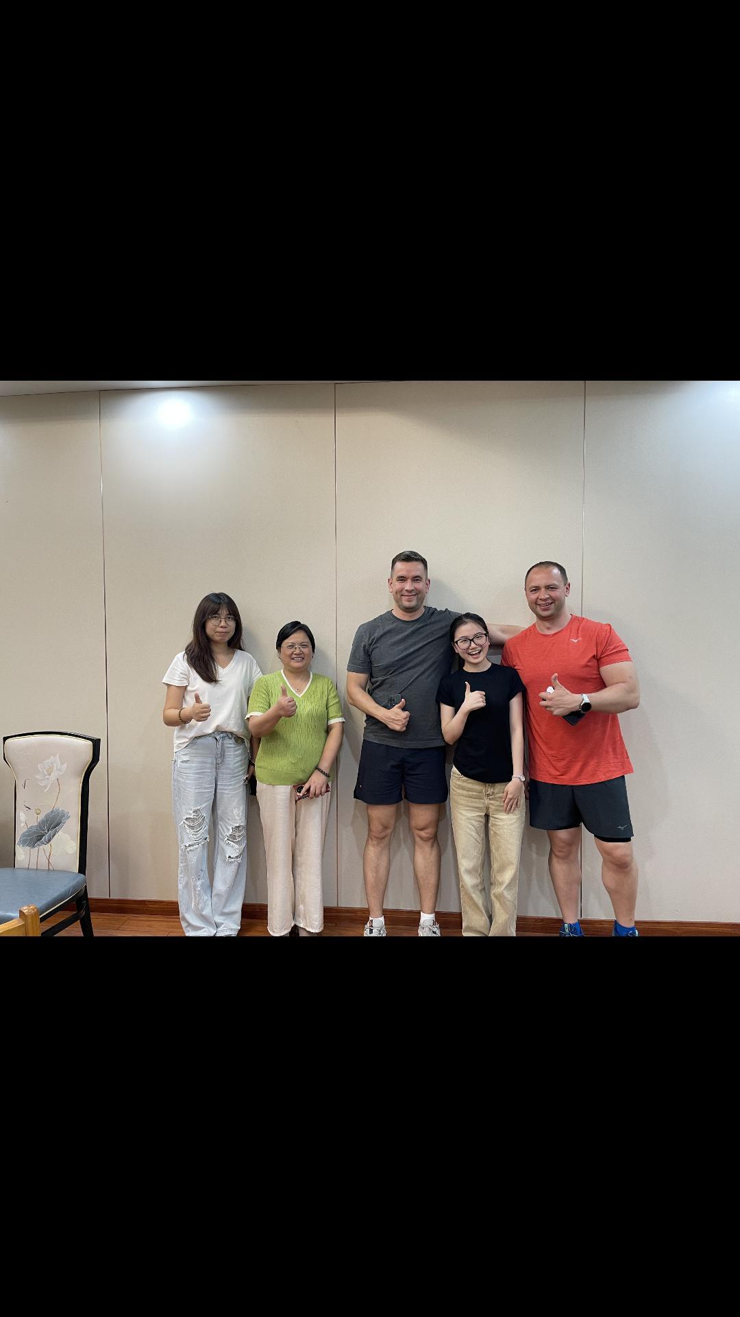 Venäläinen asiakas vierailee Luo Ming -puhdistuksessa paikan päällä