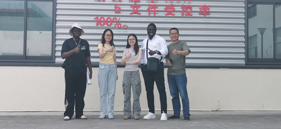 Burkina Faso -asiakkaat allekirjoittavat tilauksen vierailun jälkeen happi- ja typen generaattorin valmistuspohjamme